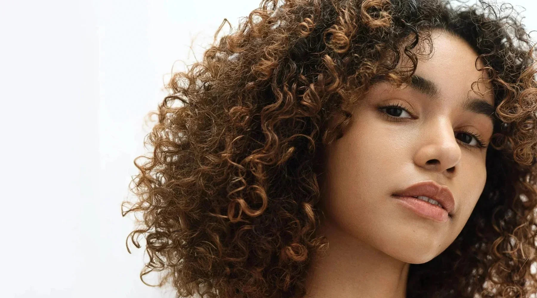 Stylingtips: Sådan fremhæver du dine naturlige krøller