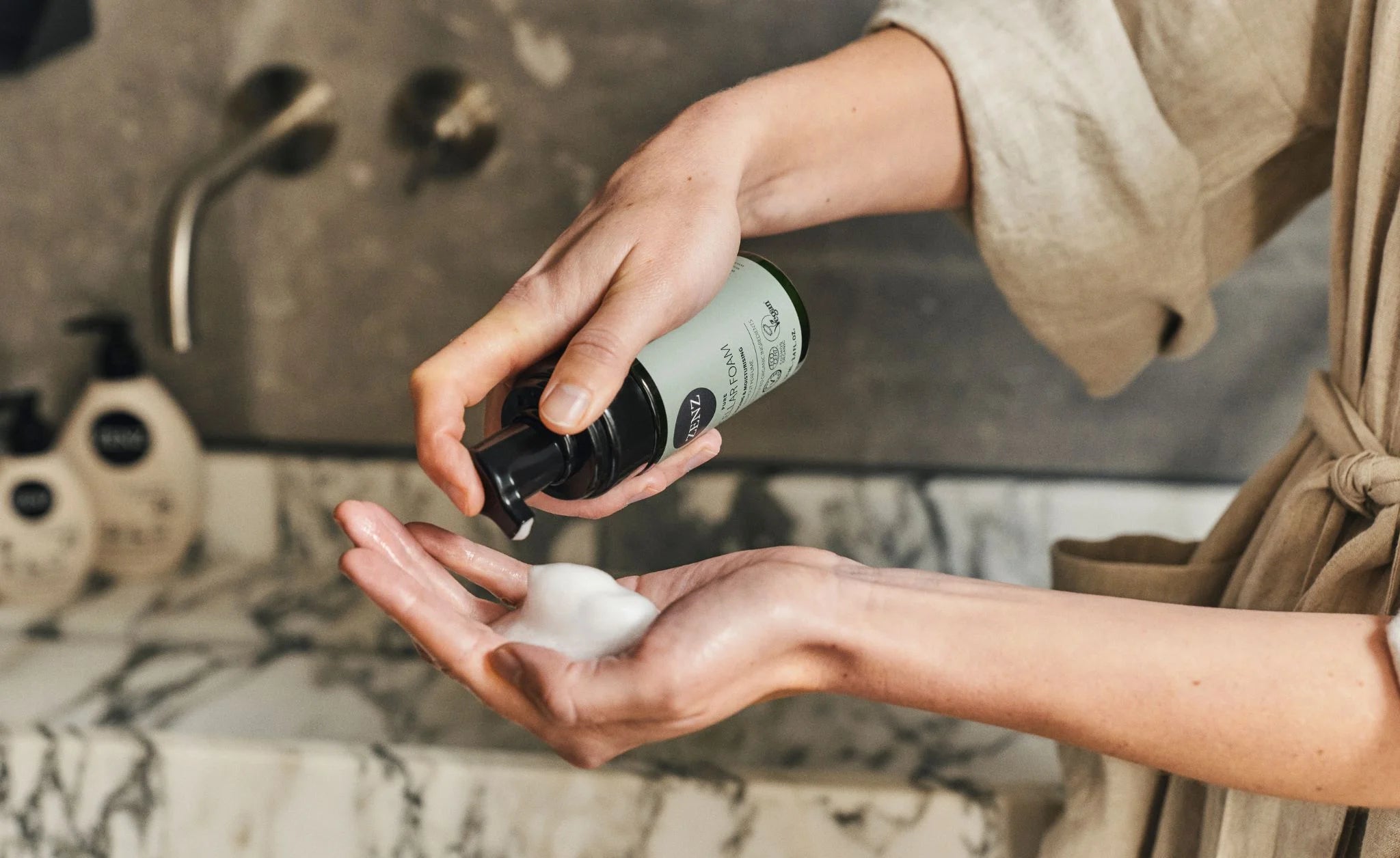 Parfumefri Micellar Foam ansigtsrens fra ZENZ Natural Skincare til skånsom rens af makeup og urenheder uden at udtørre huden.