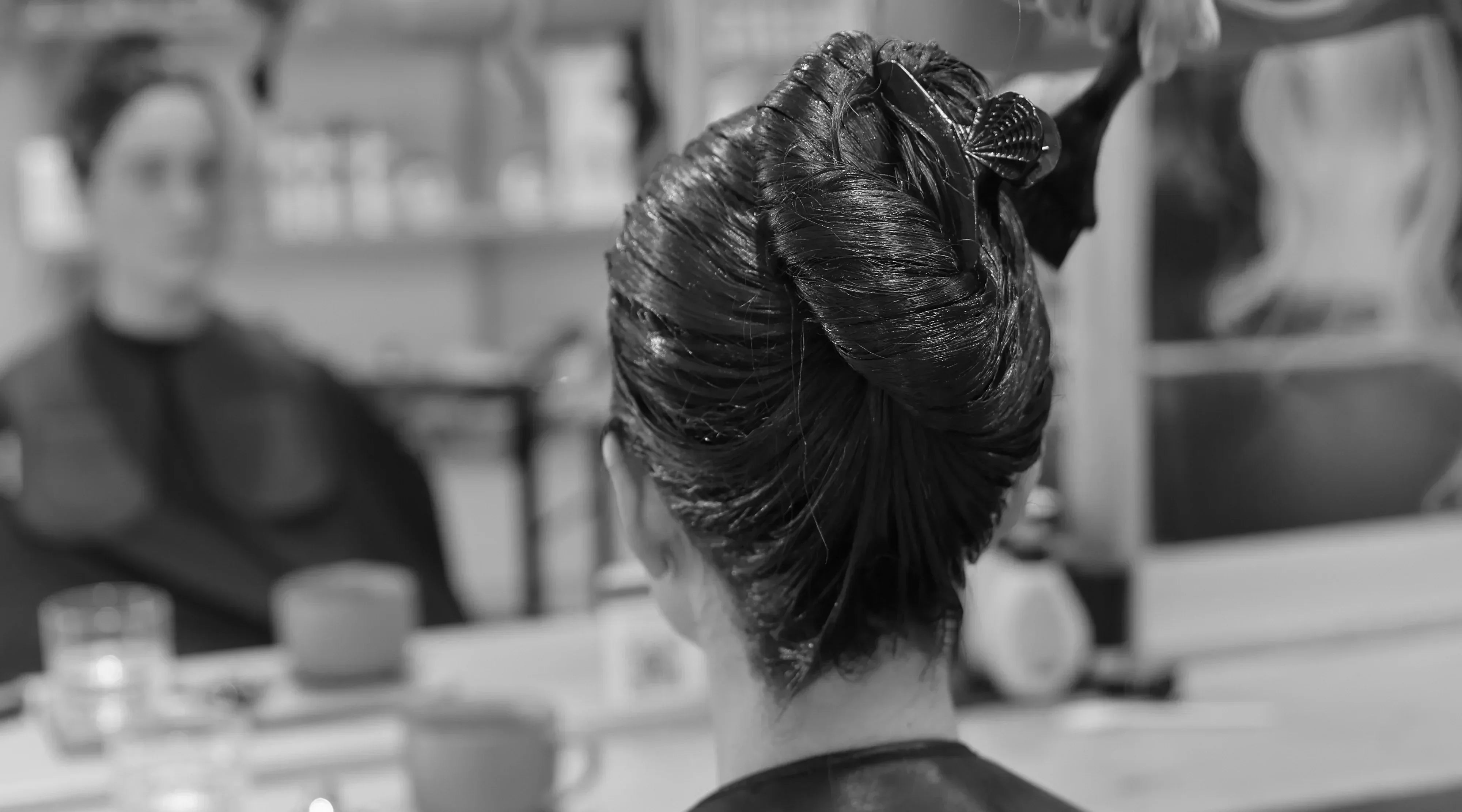 Få farvet hår hos ZENZ uden uønsket kemi og opnå plejende effekt